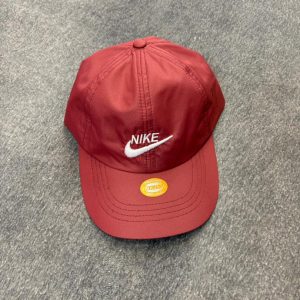 کلاه زرشکی nike