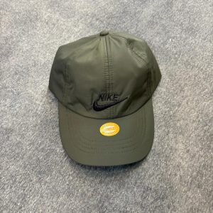 کلاه زیتونی nike